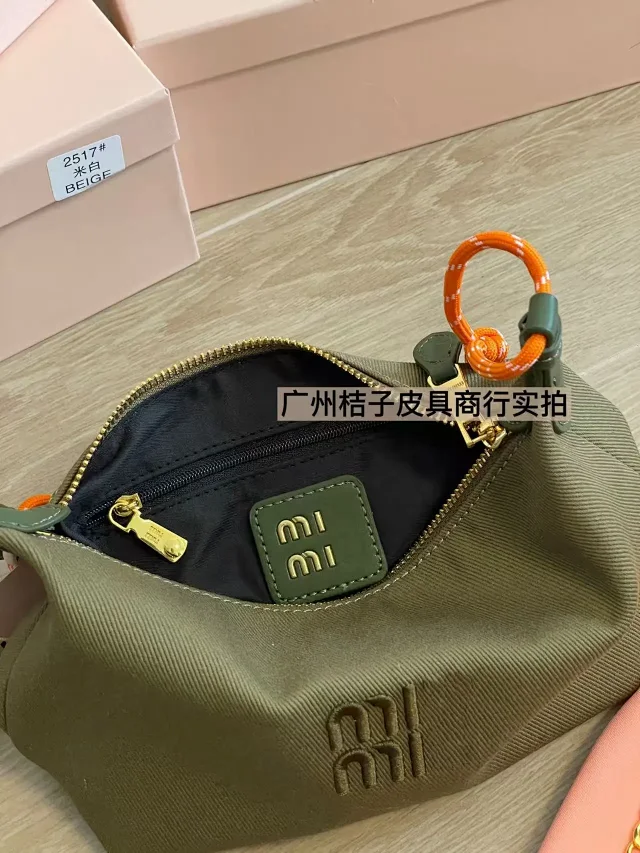 Miu Shoulder Bags Canvas hobo bag with rope handle and chain strap product detail image 12