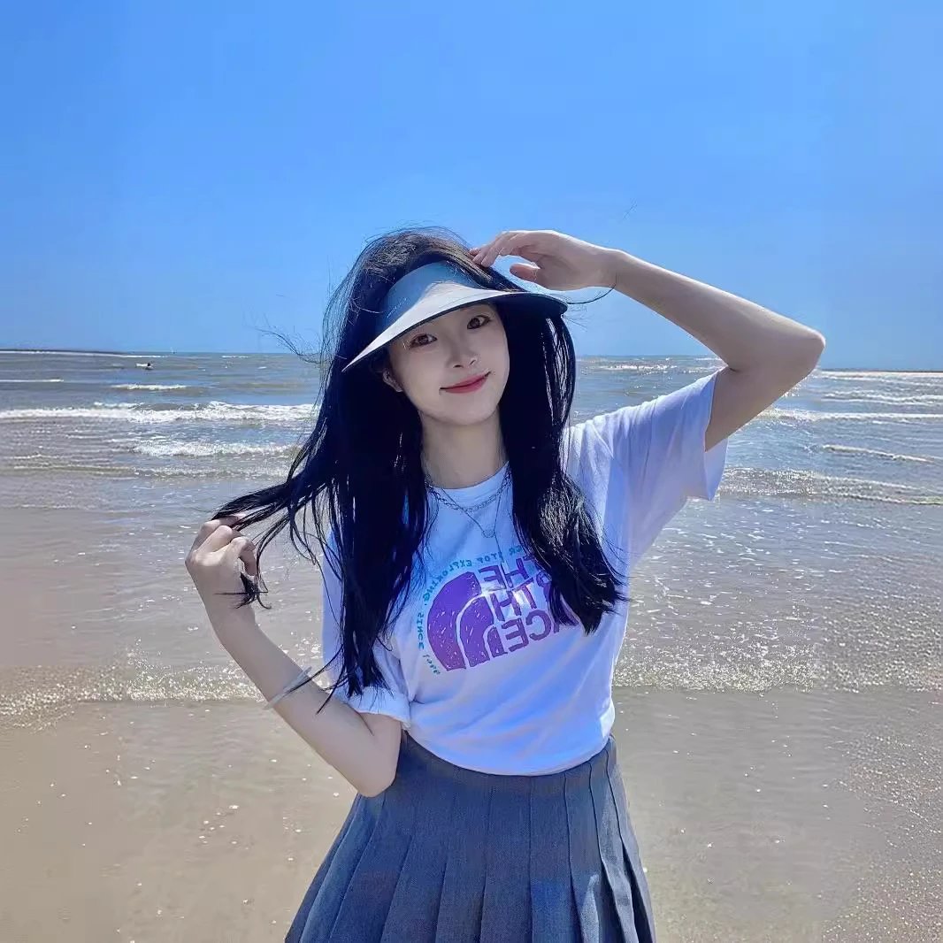 The North Face Graphic Box Logo T-Shirt White Tops.t Shirts - 4