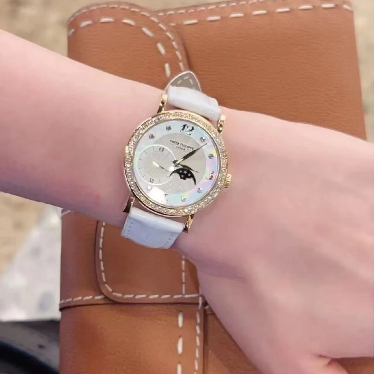 阿玛厂批发潮流女士手表防水圆形日月星辰牛皮带时尚女士石英表 - 131596