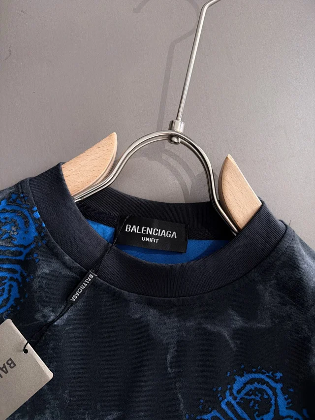 Balenciaga Matching Sets Short-Sleeve T-Shirt and Drawstring Shorts Set product detail image 11