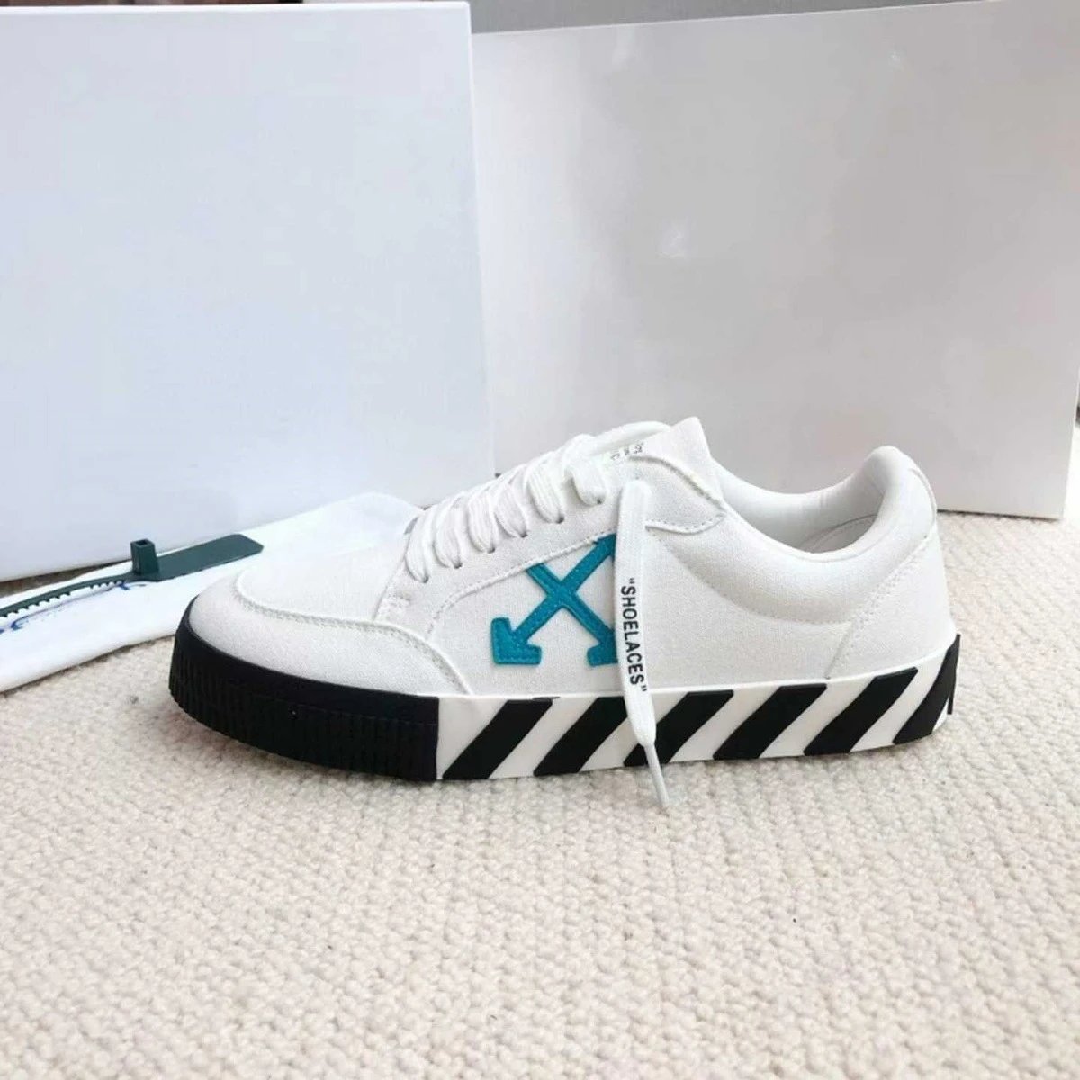 Off-White Sneakers Low-top with crossed-arrow graphic and striped sole — White and blue arrow