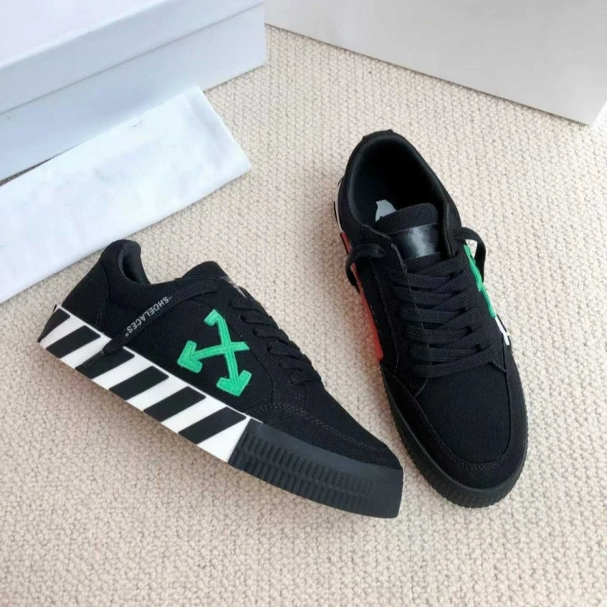 Off-White Sneakers Low-top with crossed-arrow graphic and striped sole — black green arrow