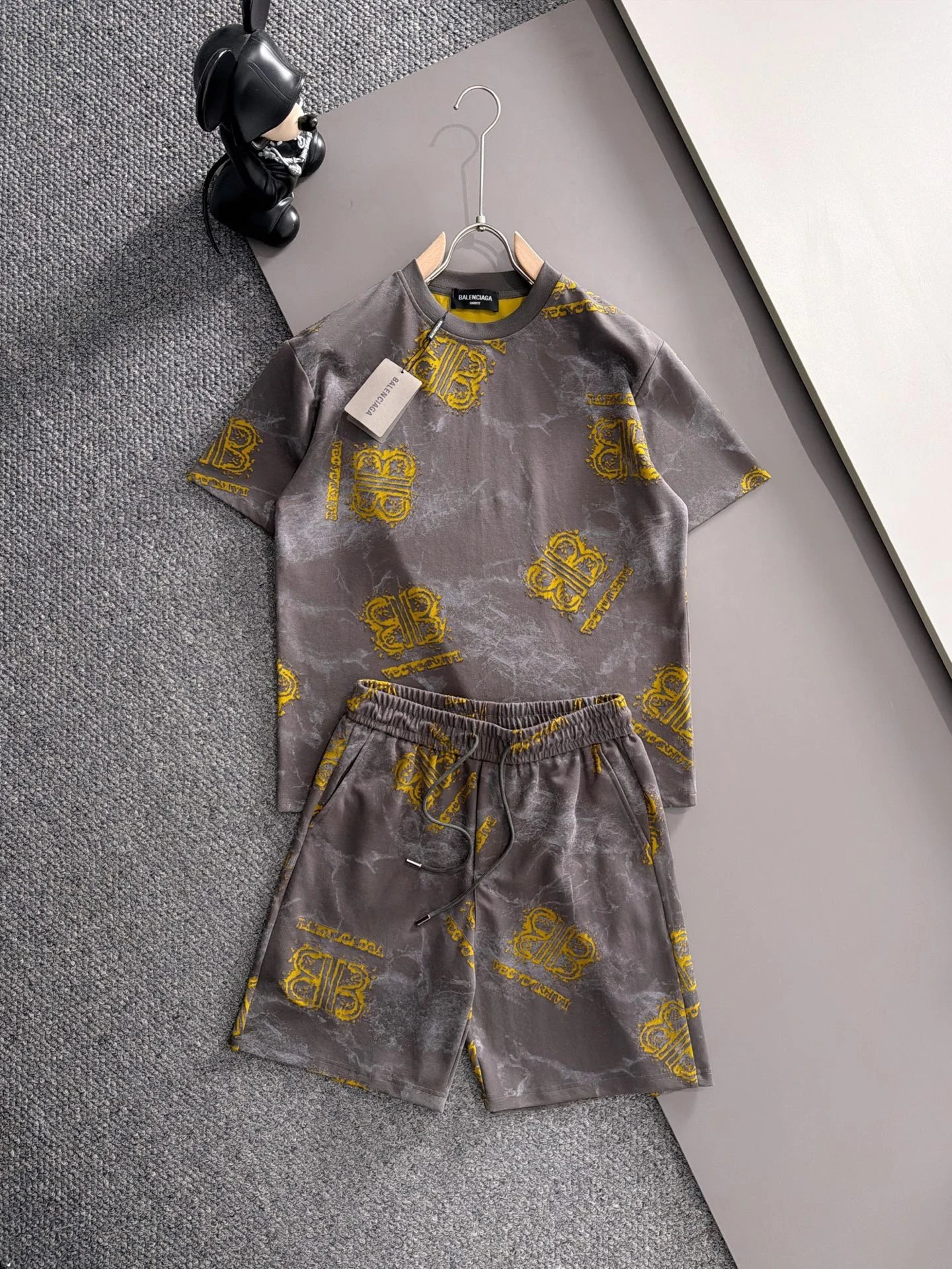 Balenciaga Matching Sets Short-Sleeve T-Shirt and Drawstring Shorts Set — H504