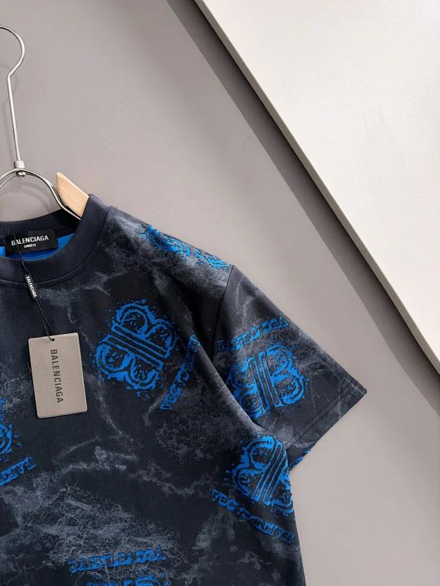Balenciaga Matching Sets Short-Sleeve T-Shirt and Drawstring Shorts Set product detail image 10