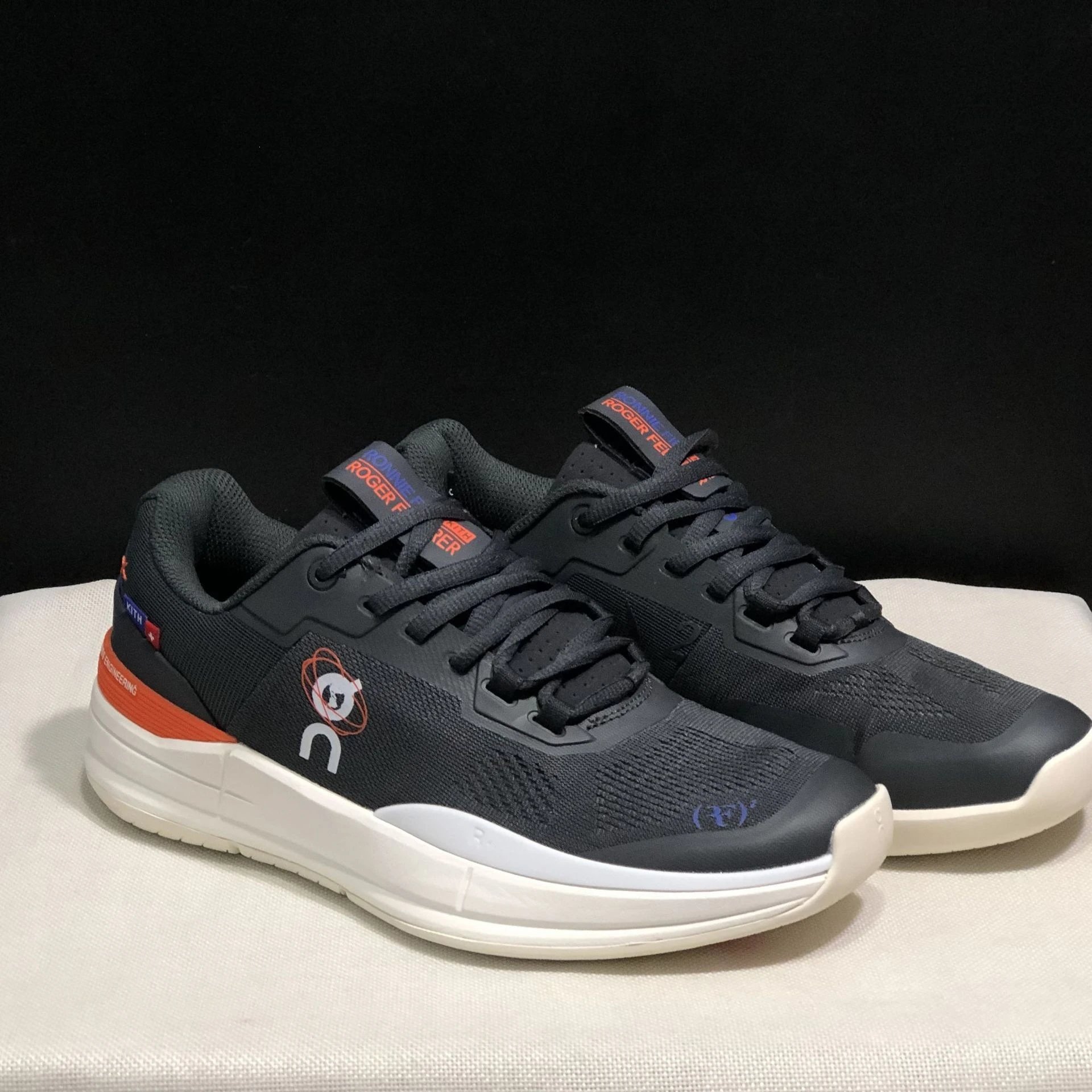 On Sneakers The Roger Pro tennis — Orange black and white bottom