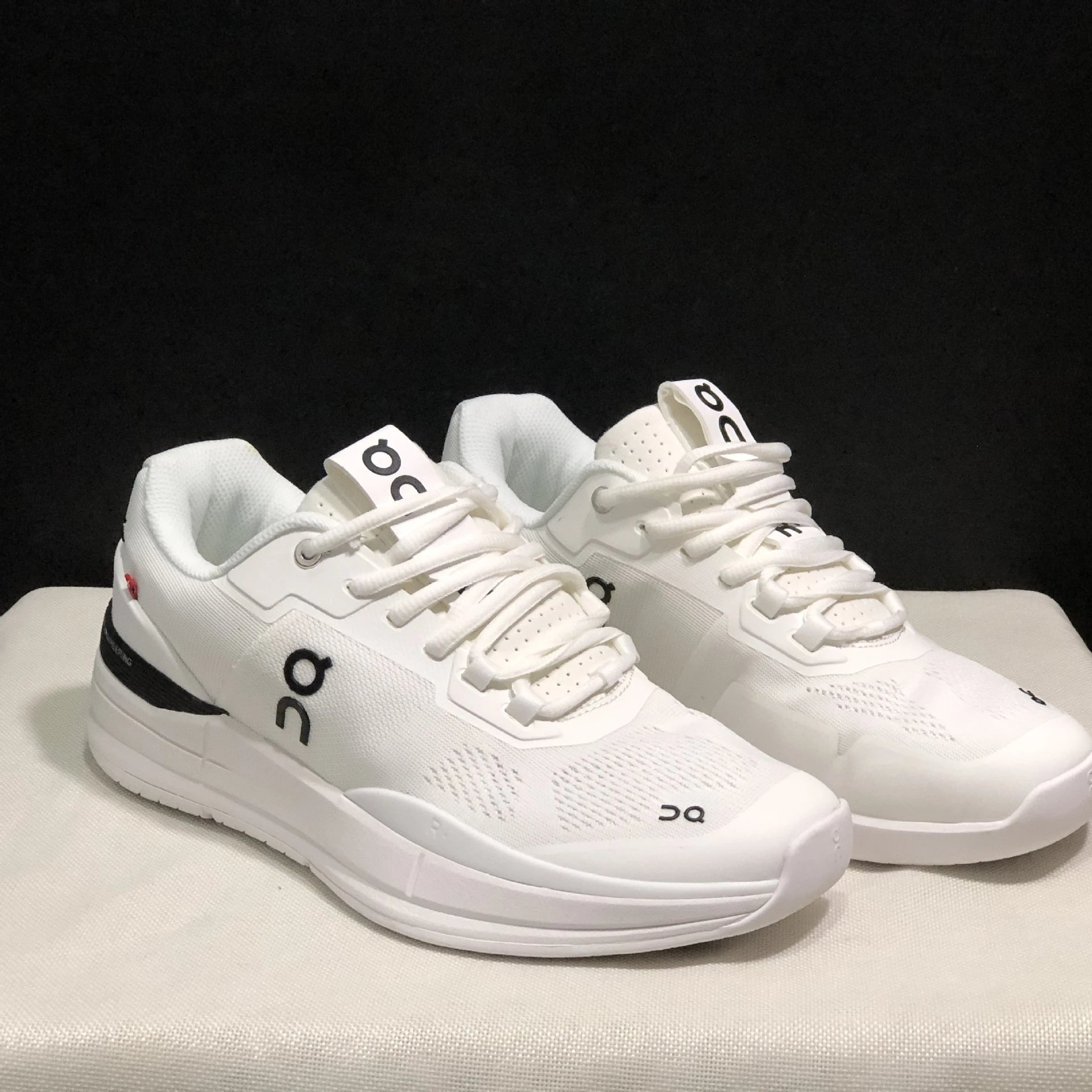 On Sneakers The Roger Pro tennis — white