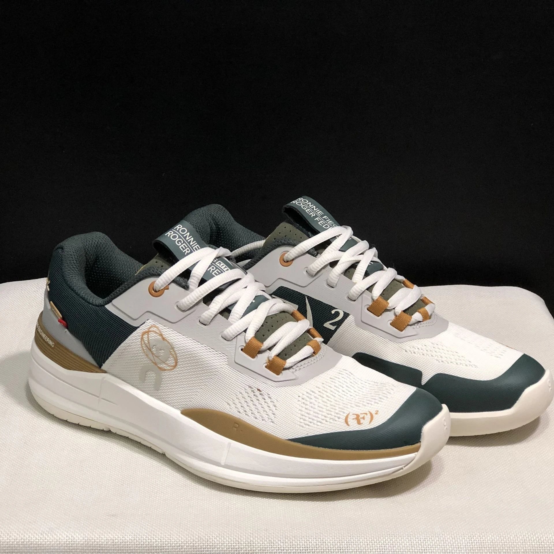 On Sneakers The Roger Pro tennis — dark green white background