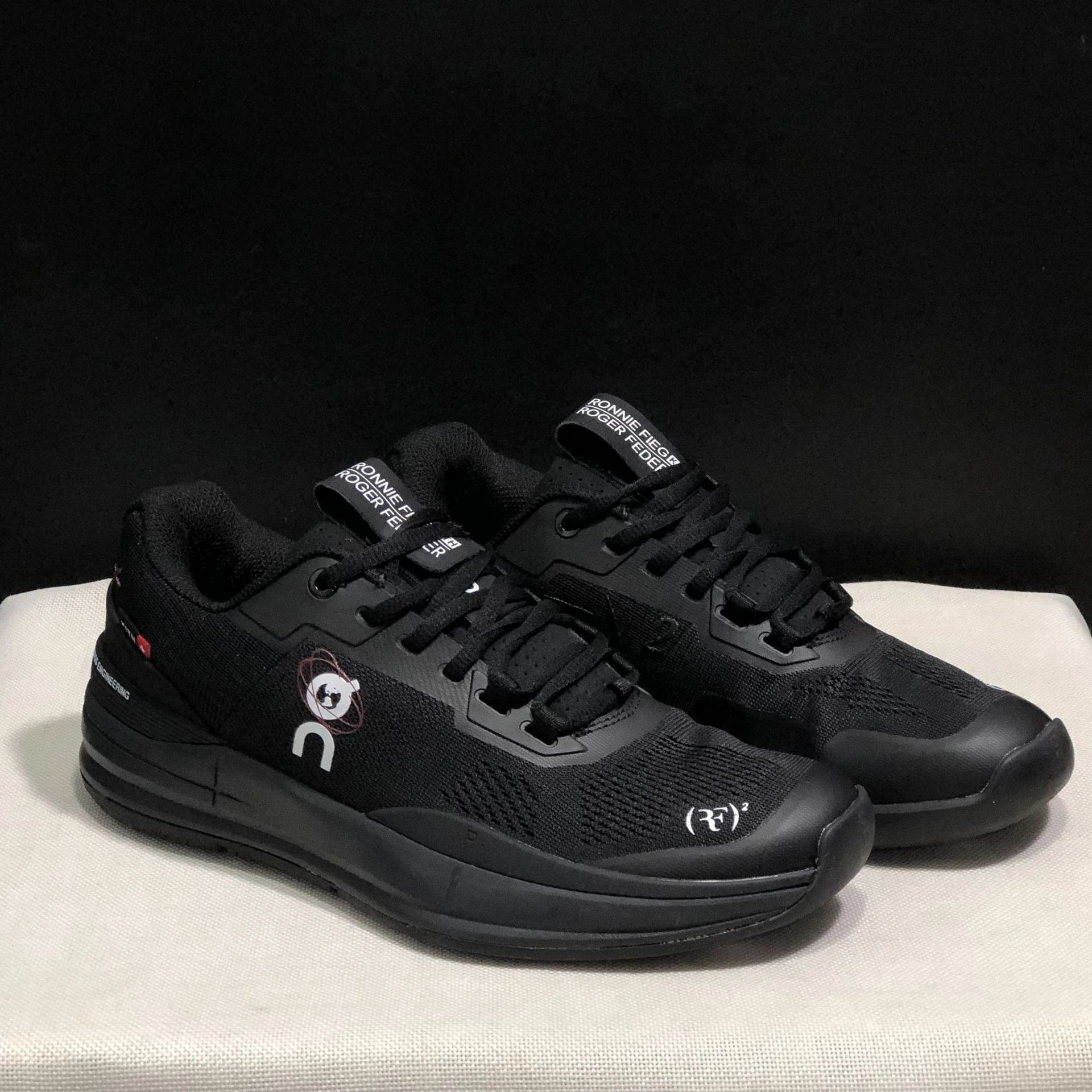 On Sneakers The Roger Pro tennis — Carbon black