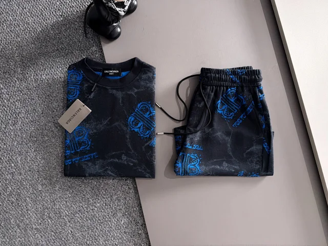 Balenciaga Matching Sets Short-Sleeve T-Shirt and Drawstring Shorts Set product detail image 9