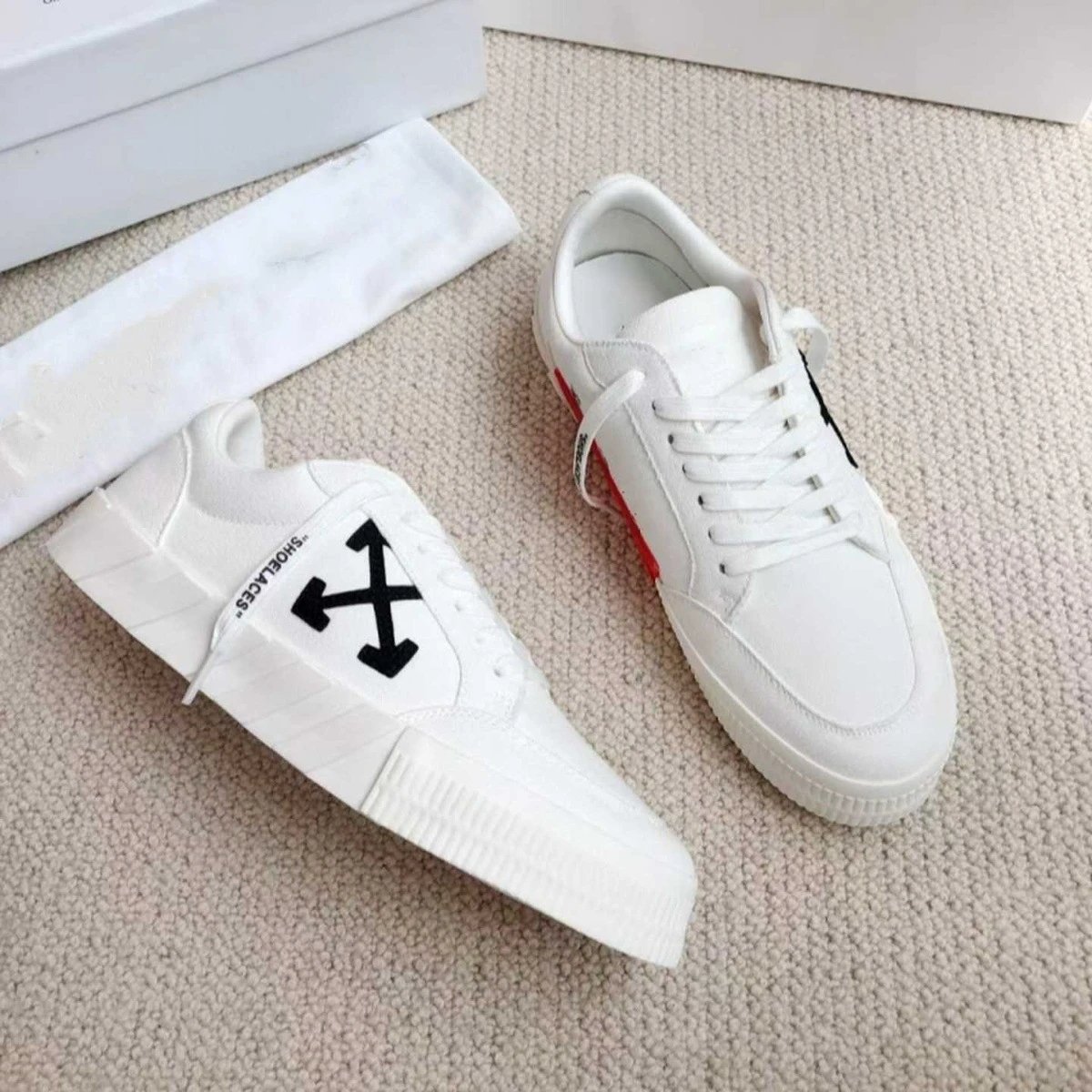 Off-White Sneakers Low-top with crossed-arrow graphic and striped sole — Black and white arrow