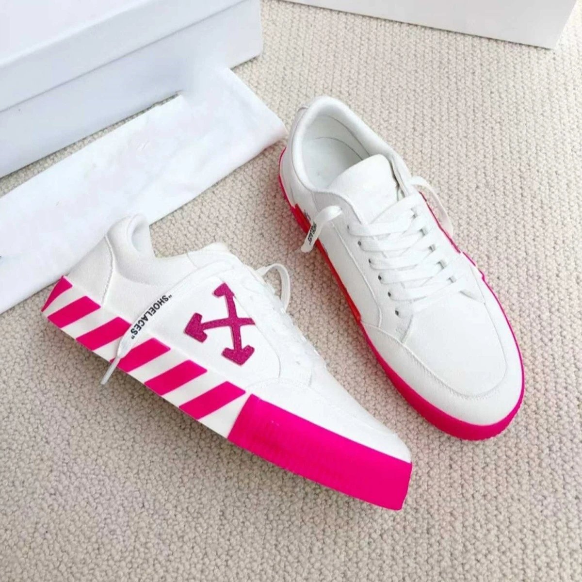 Off-White Sneakers Low-top with crossed-arrow graphic and striped sole — White powder