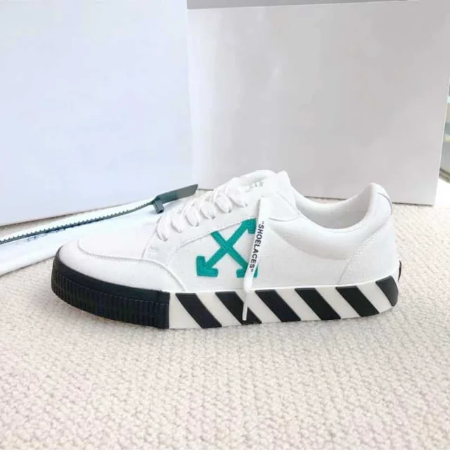 Off-White Sneakers Low-top with crossed-arrow graphic and striped sole product detail image 2