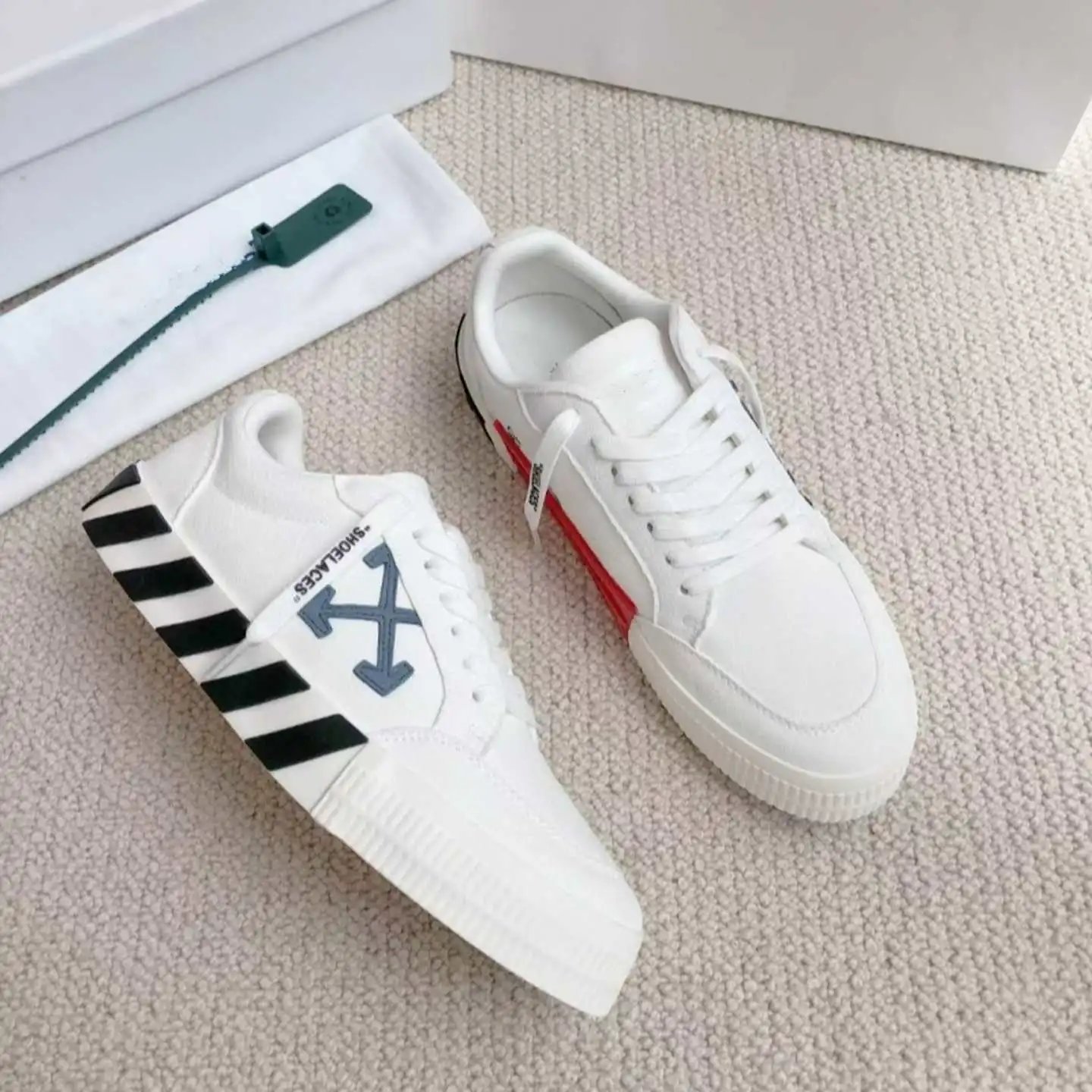 Off-White Sneakers Low-top with crossed-arrow graphic and striped sole image 4