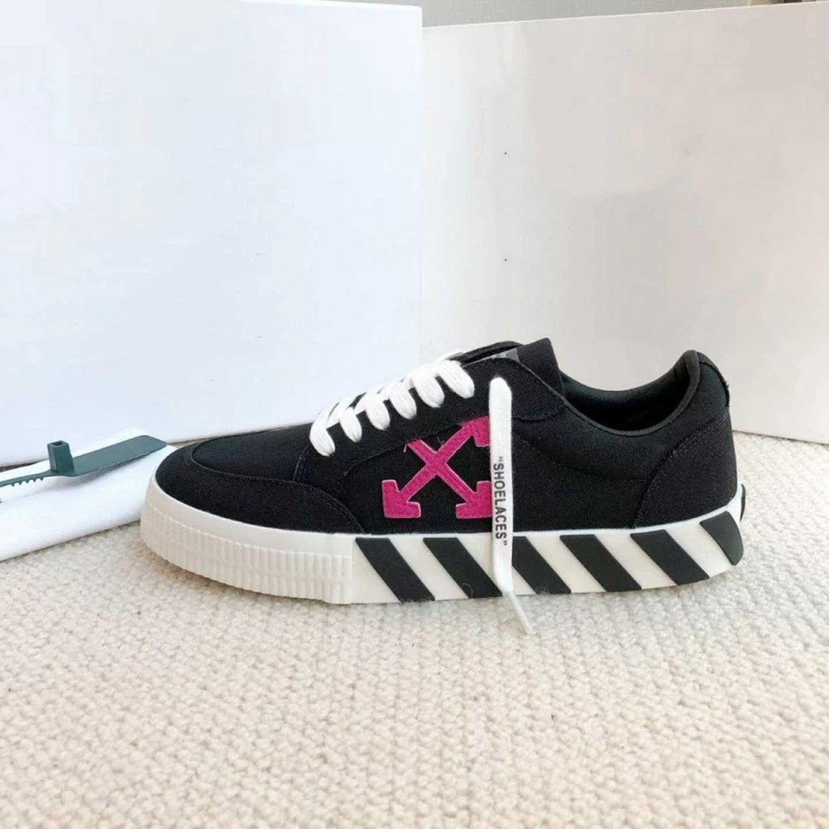 Off-White Sneakers Low-top with crossed-arrow graphic and striped sole — black rose red arrow