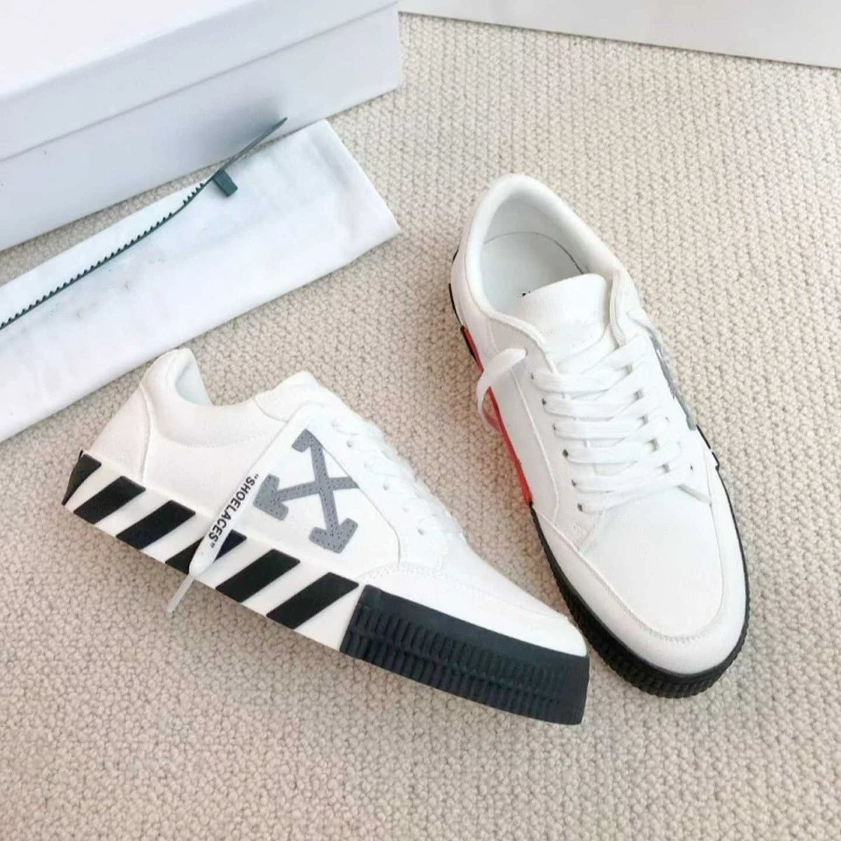 Off-White Sneakers Low-top with crossed-arrow graphic and striped sole — White and gray arrow