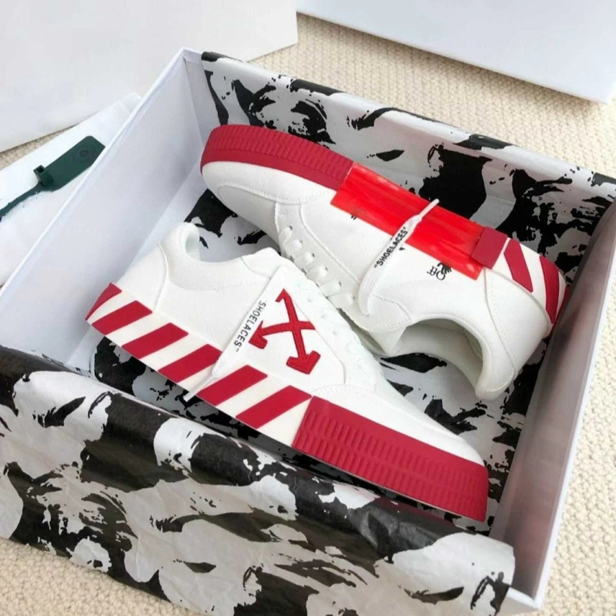 Off-White Sneakers Low-top with crossed-arrow graphic and striped sole — White and red