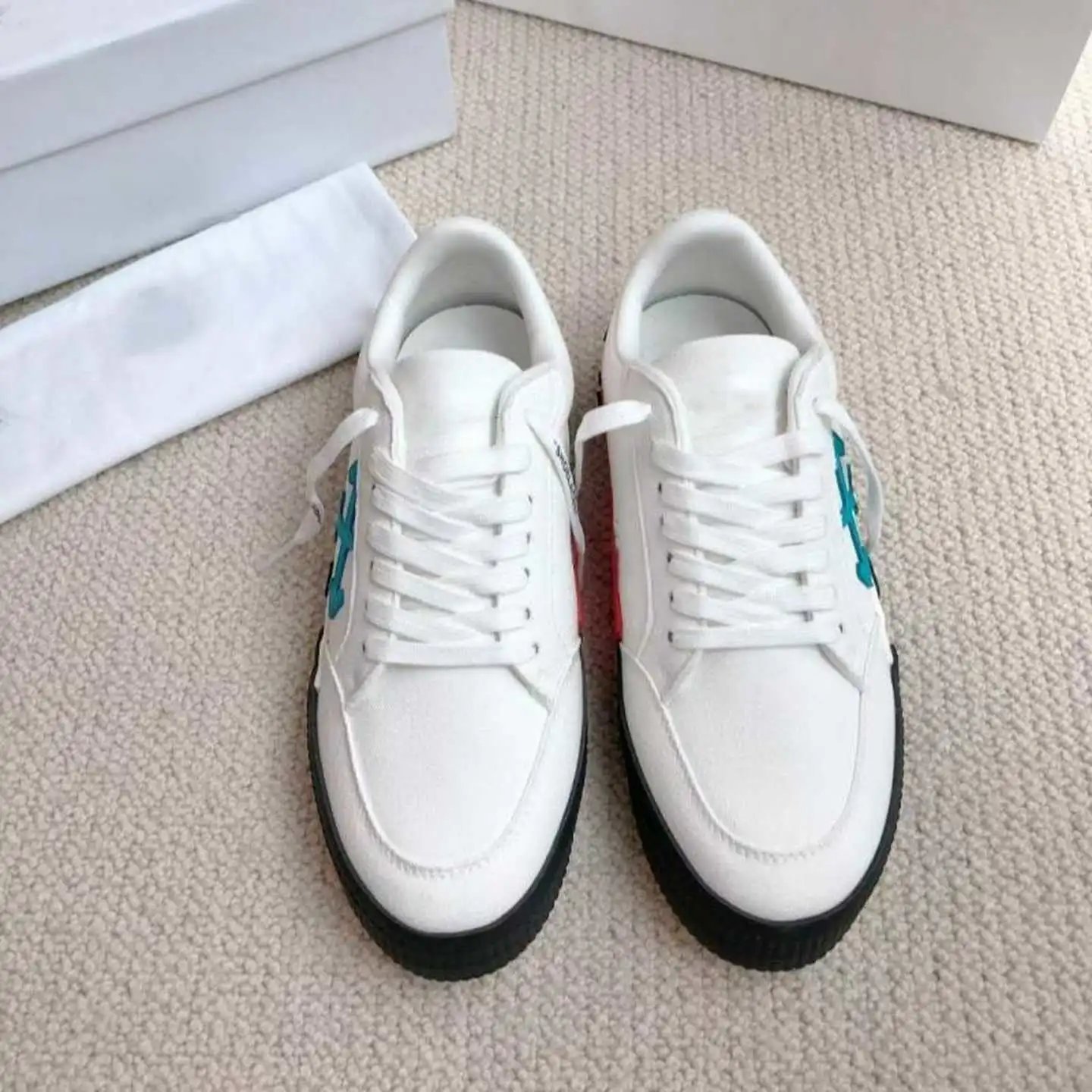 Off-White Sneakers Low-top with crossed-arrow graphic and striped sole image 3