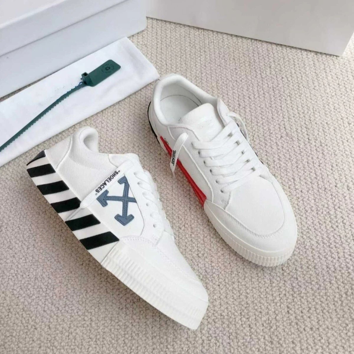 Off-White Sneakers Low-top with crossed-arrow graphic and striped sole — Light blue arrow