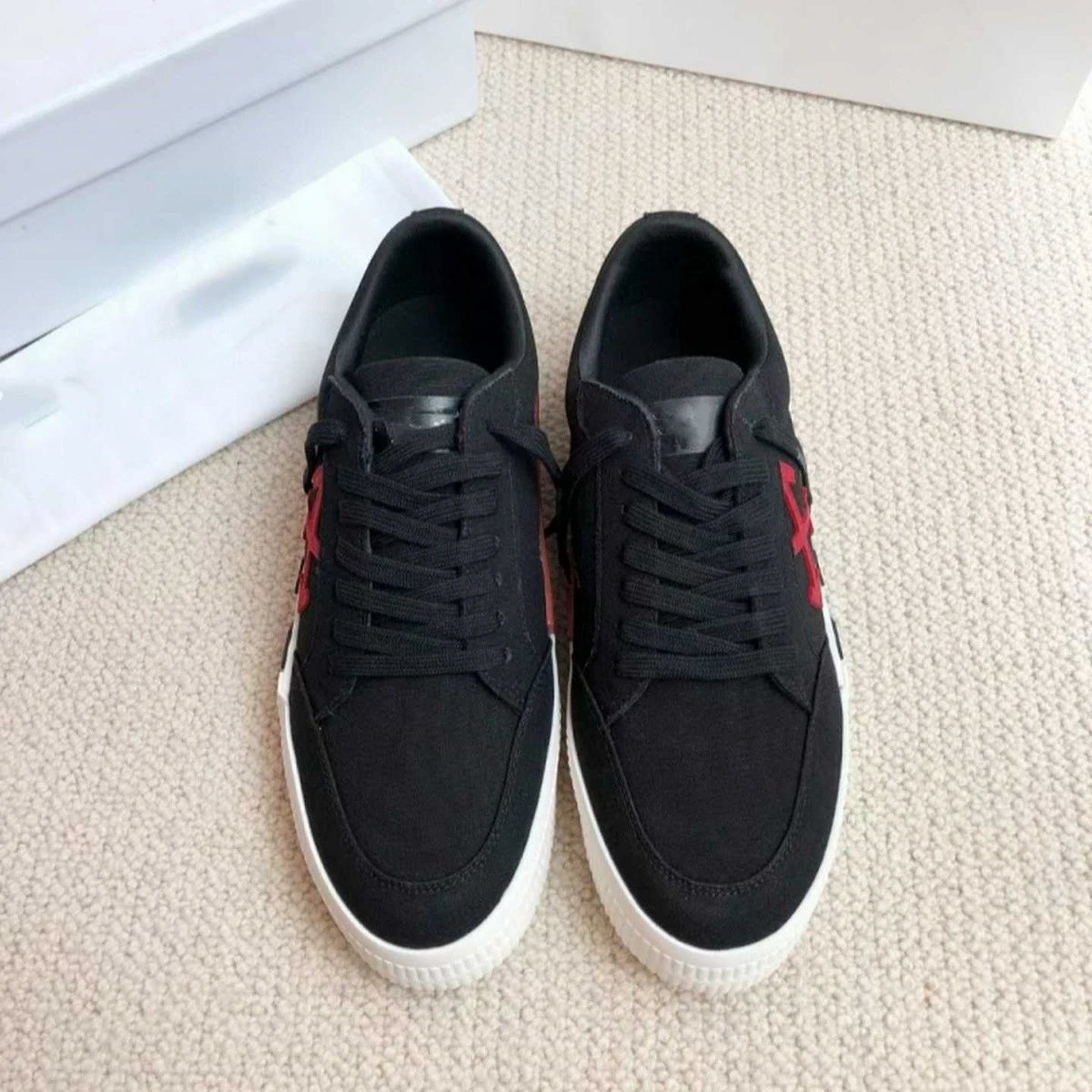 Off-White Sneakers Low-top with crossed-arrow graphic and striped sole — black red arrow