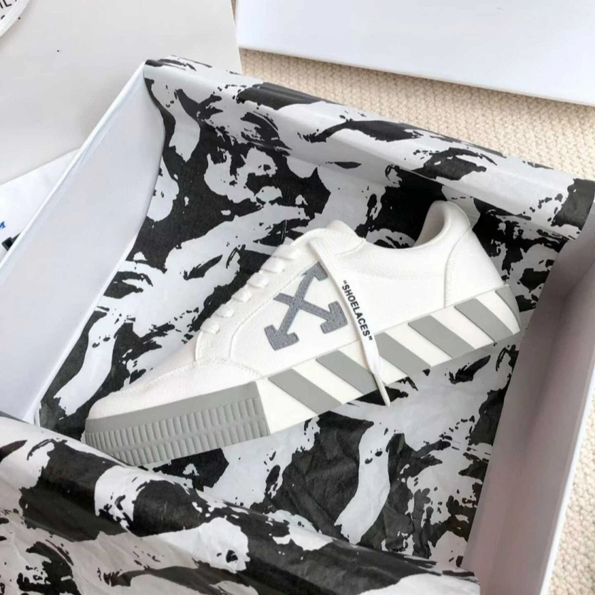 Off-White Sneakers Low-top with crossed-arrow graphic and striped sole — Whitewash