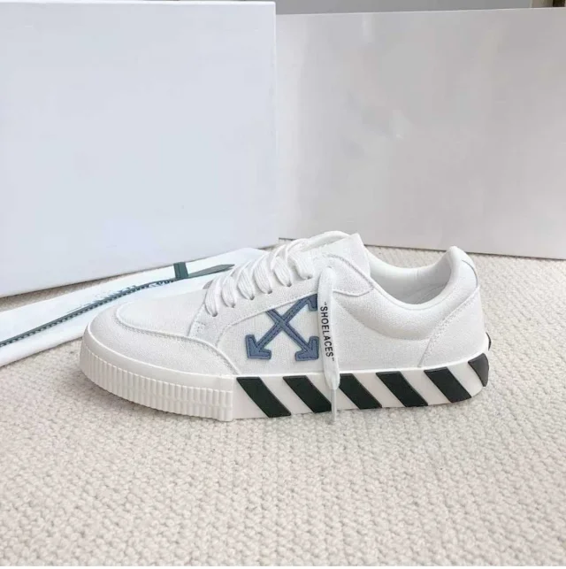 Off-White Sneakers Low-top with crossed-arrow graphic and striped sole product detail image 3