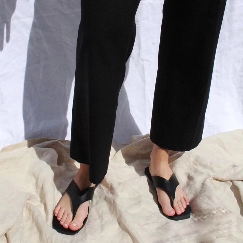 Design Chunky Flip-Flop Black Slippers - 4
