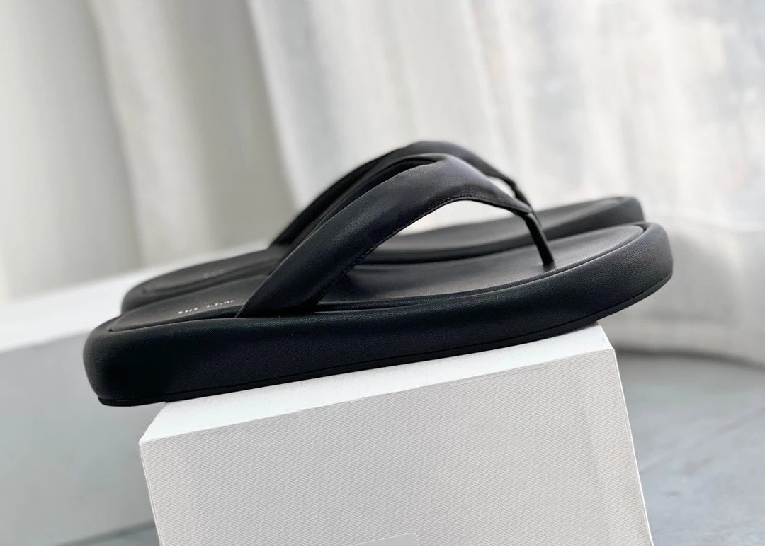 Design Chunky Flip-Flop Black Slippers - 21