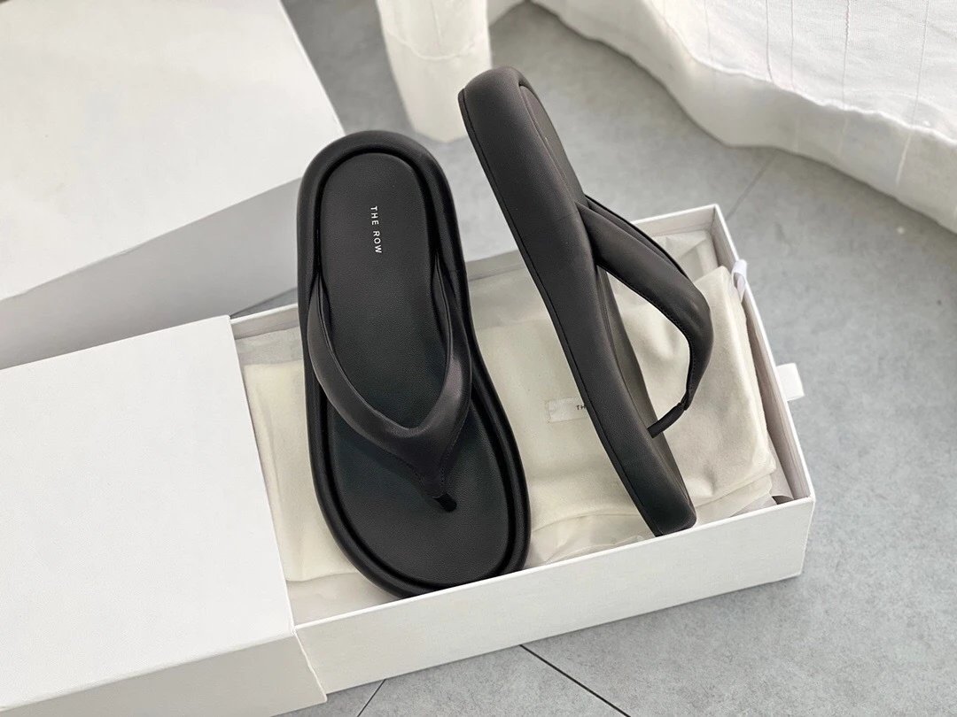 Design Chunky Flip-Flop Black Slippers - 17