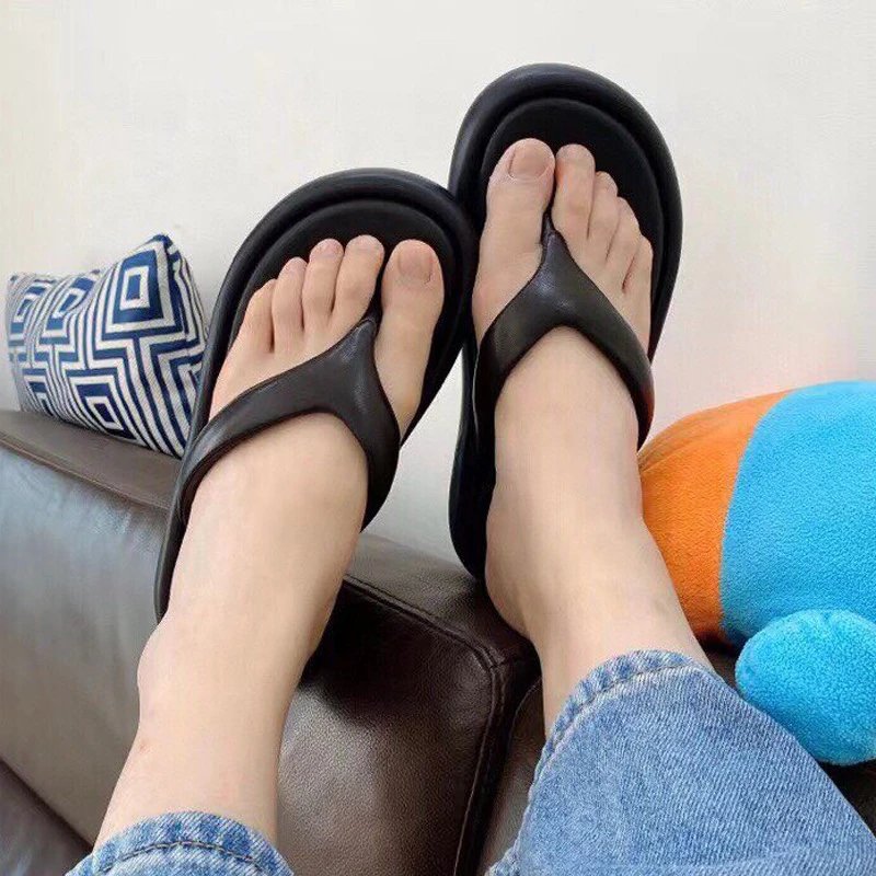 Design Chunky Flip-Flop Black Slippers - 6