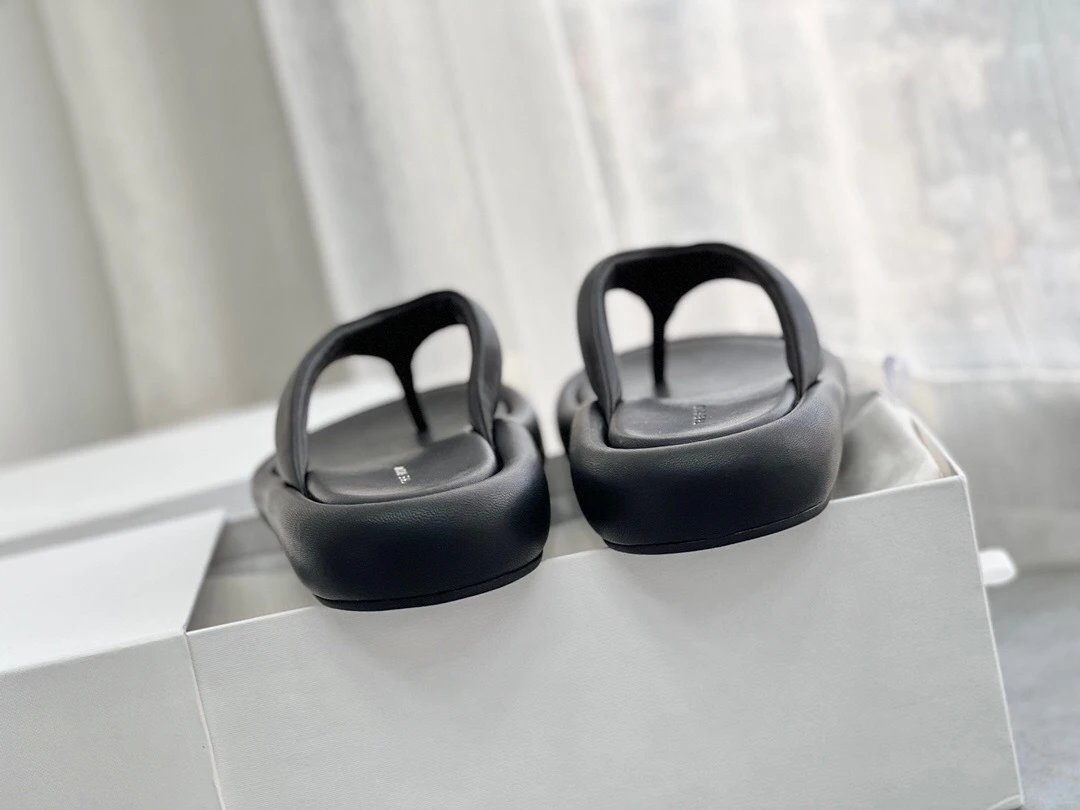 Design Chunky Flip-Flop Black Slippers - 16
