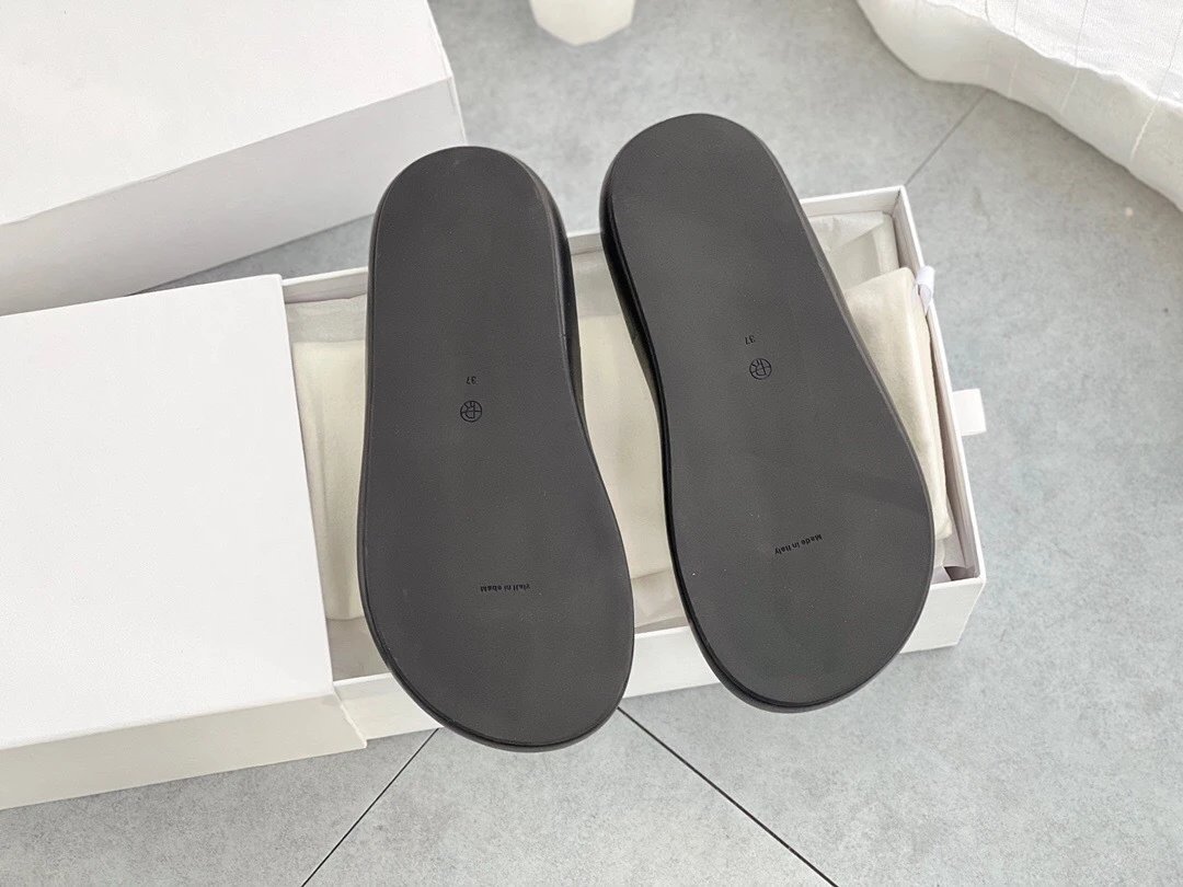 Design Chunky Flip-Flop Black Slippers - 24