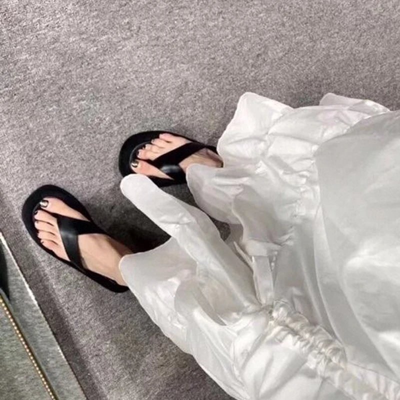 Design Chunky Flip-Flop Black Slippers - 5