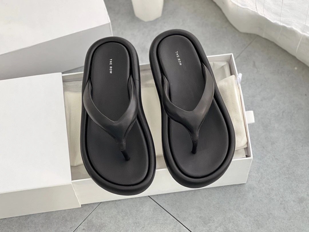 Design Chunky Flip-Flop Black Slippers - 14