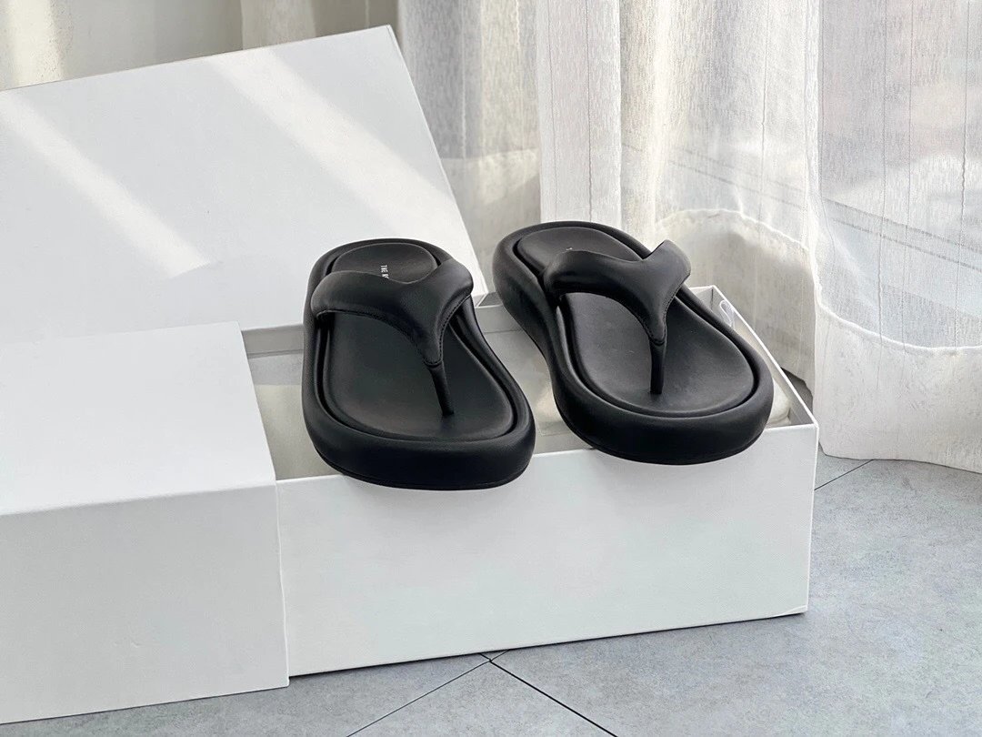 Design Chunky Flip-Flop Black Slippers - 19