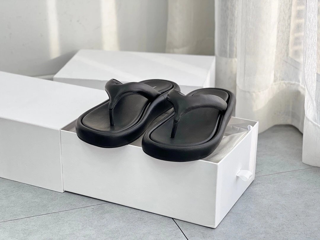 Design Chunky Flip-Flop Black Slippers - 20