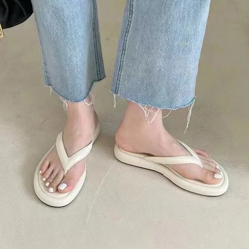 Design Chunky Flip-Flop Black Slippers - 3
