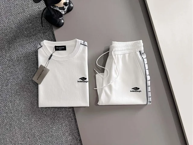 Balenciaga Matching Sets Short-Sleeve T-Shirt and Drawstring Shorts Set product detail image 4
