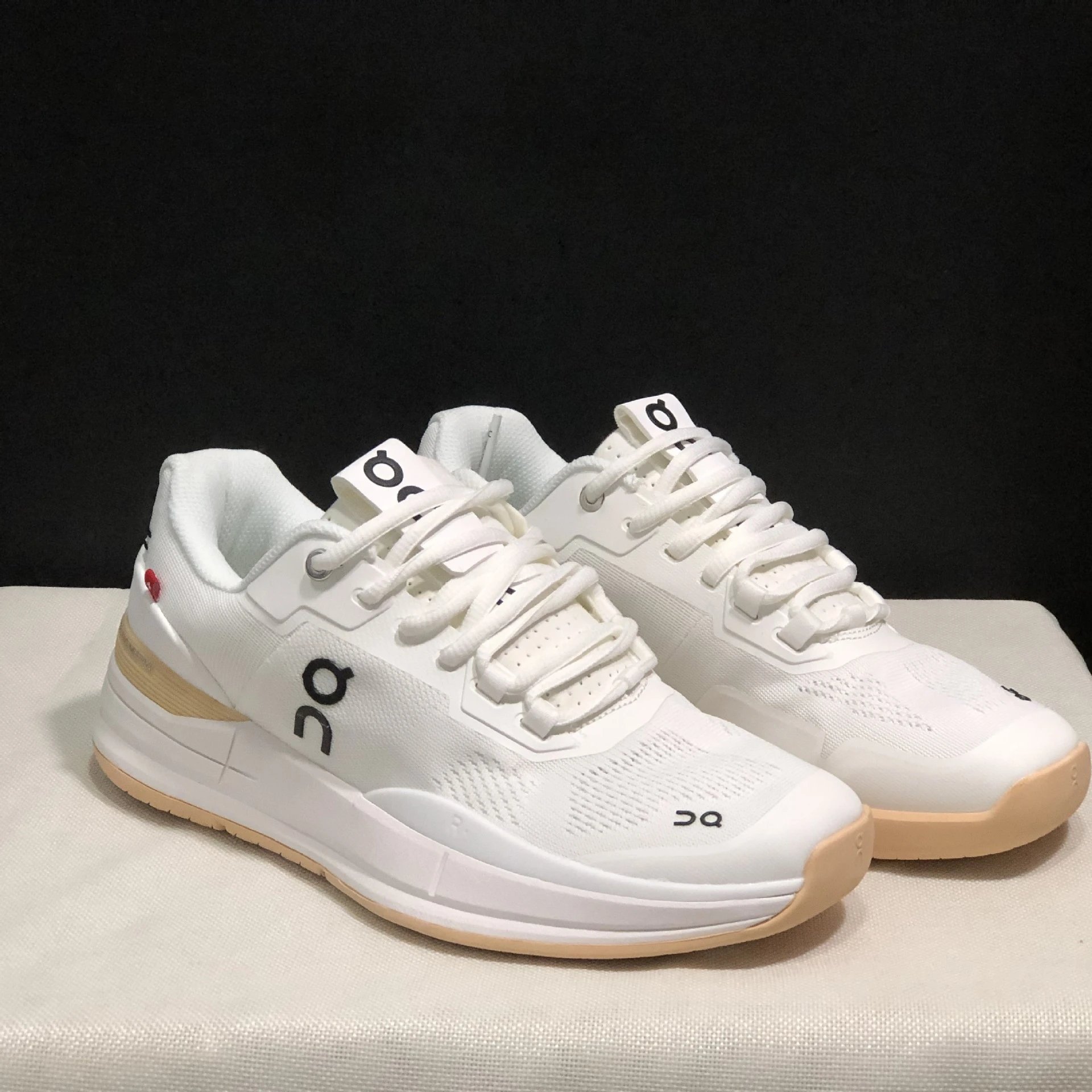 On Sneakers The Roger Pro tennis — Light yellow-white