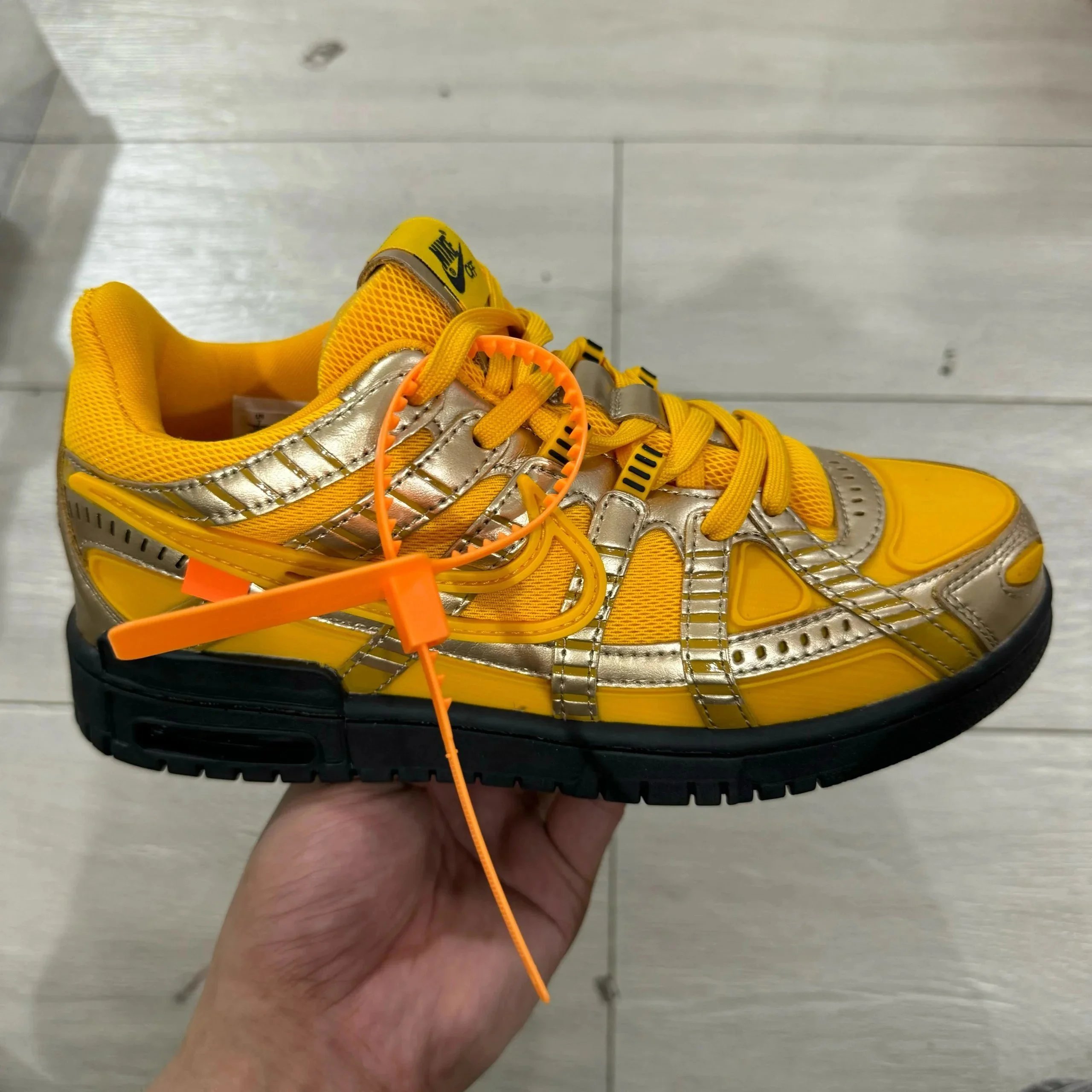 Nike Sneakers Air Rubber Dunk x Off-White — Asian Black Gold