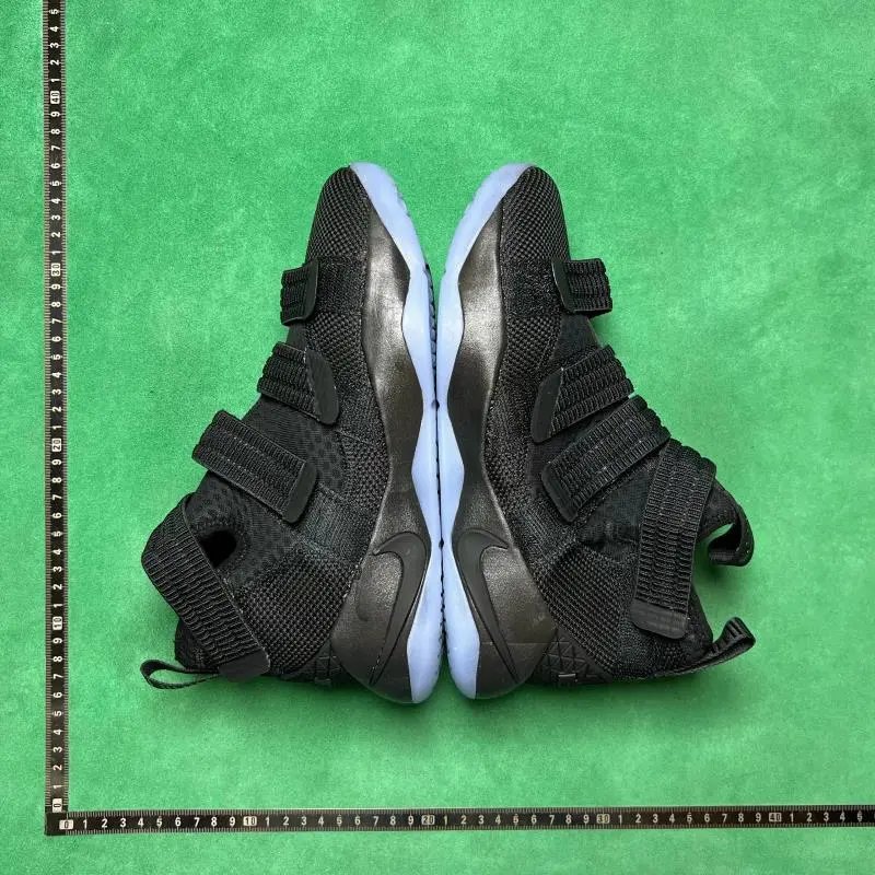 Nike Sneakers LeBron Soldier 11 Basketball — 1
