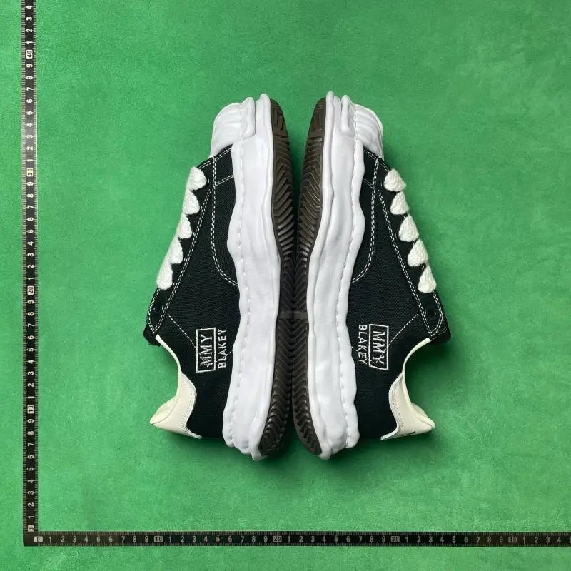 MMY BLAKEY Sneakers Low-Top Wavy-Sole Lace-Up — No. 6 Shell Black and White A08FW735