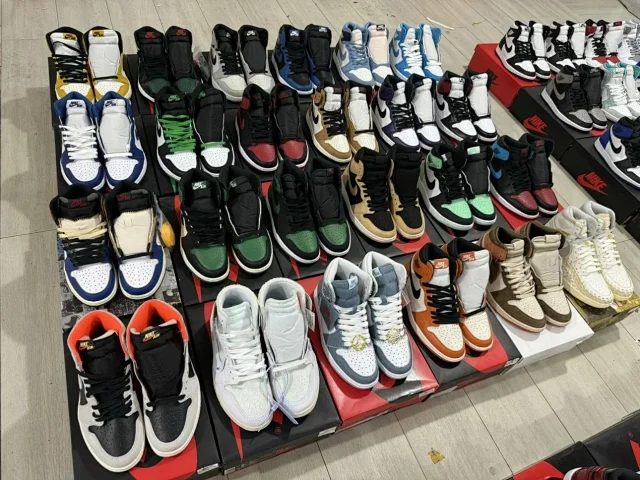 Nike Sneakers Air Jordan 1 High OG product detail image 2