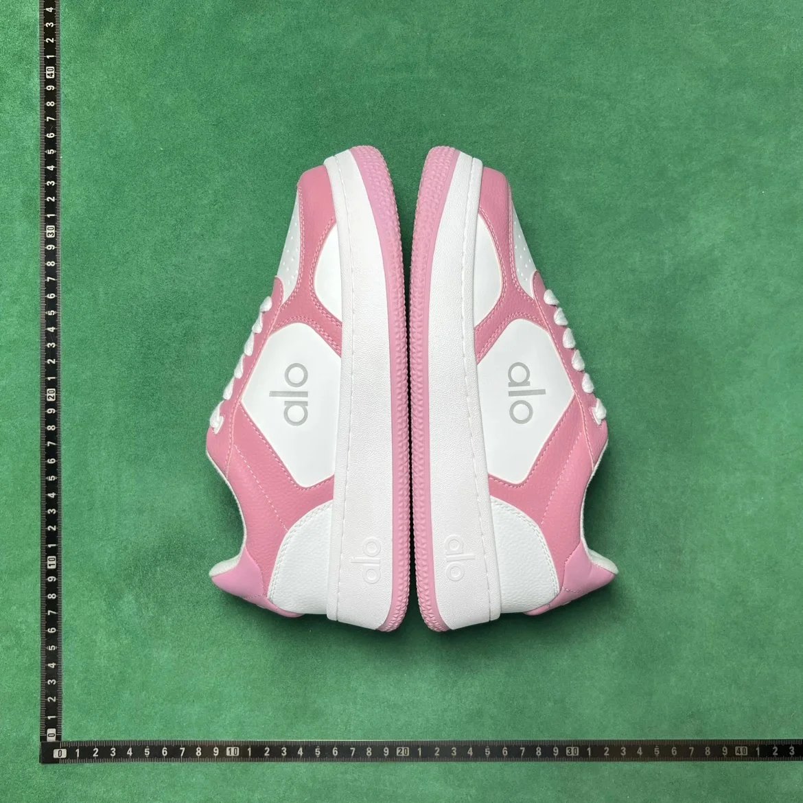 Alo Yoga Sneakers Low-Top Lace-Up Color-Block image 3