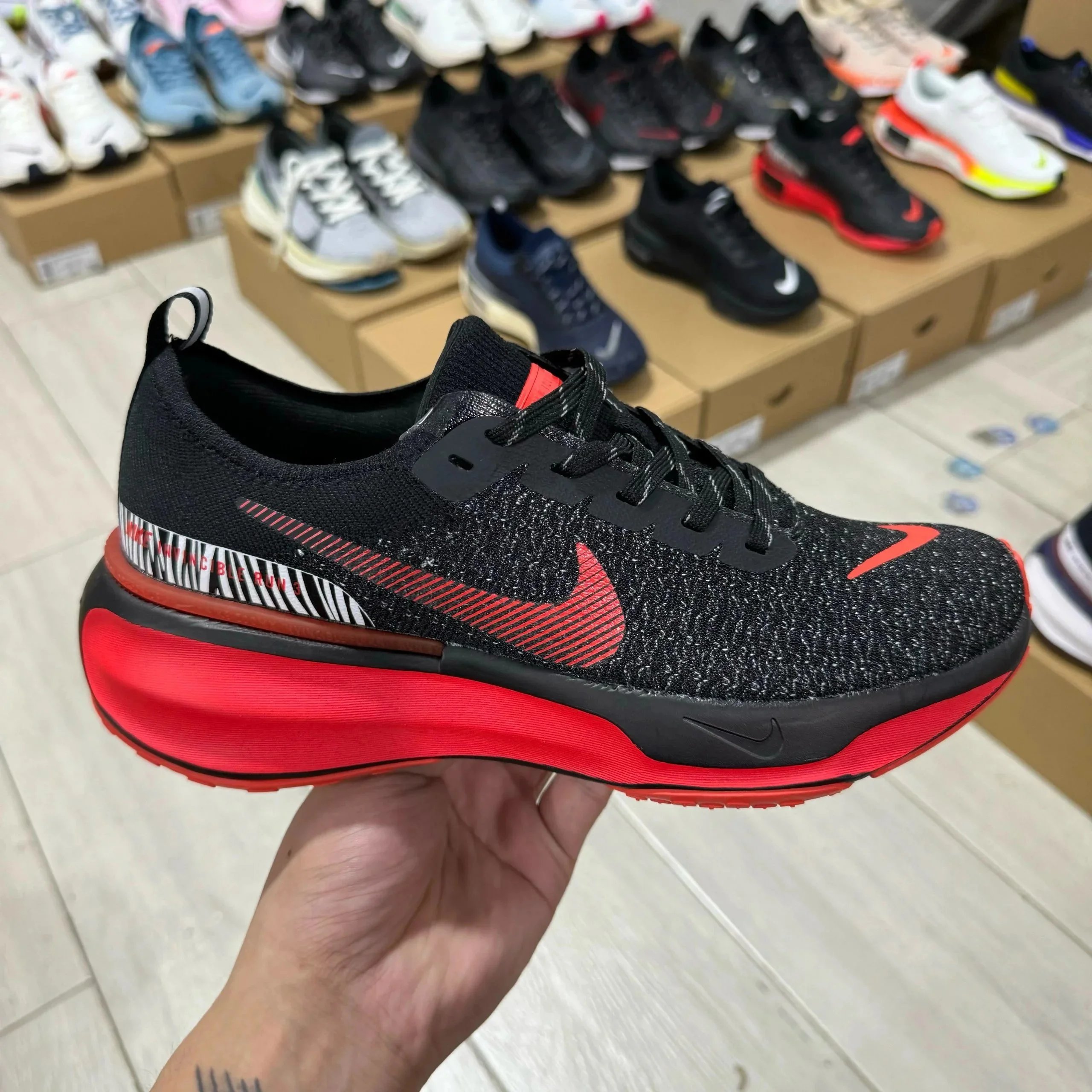 Nike Sneakers Invincible Run 3 — black red zebra