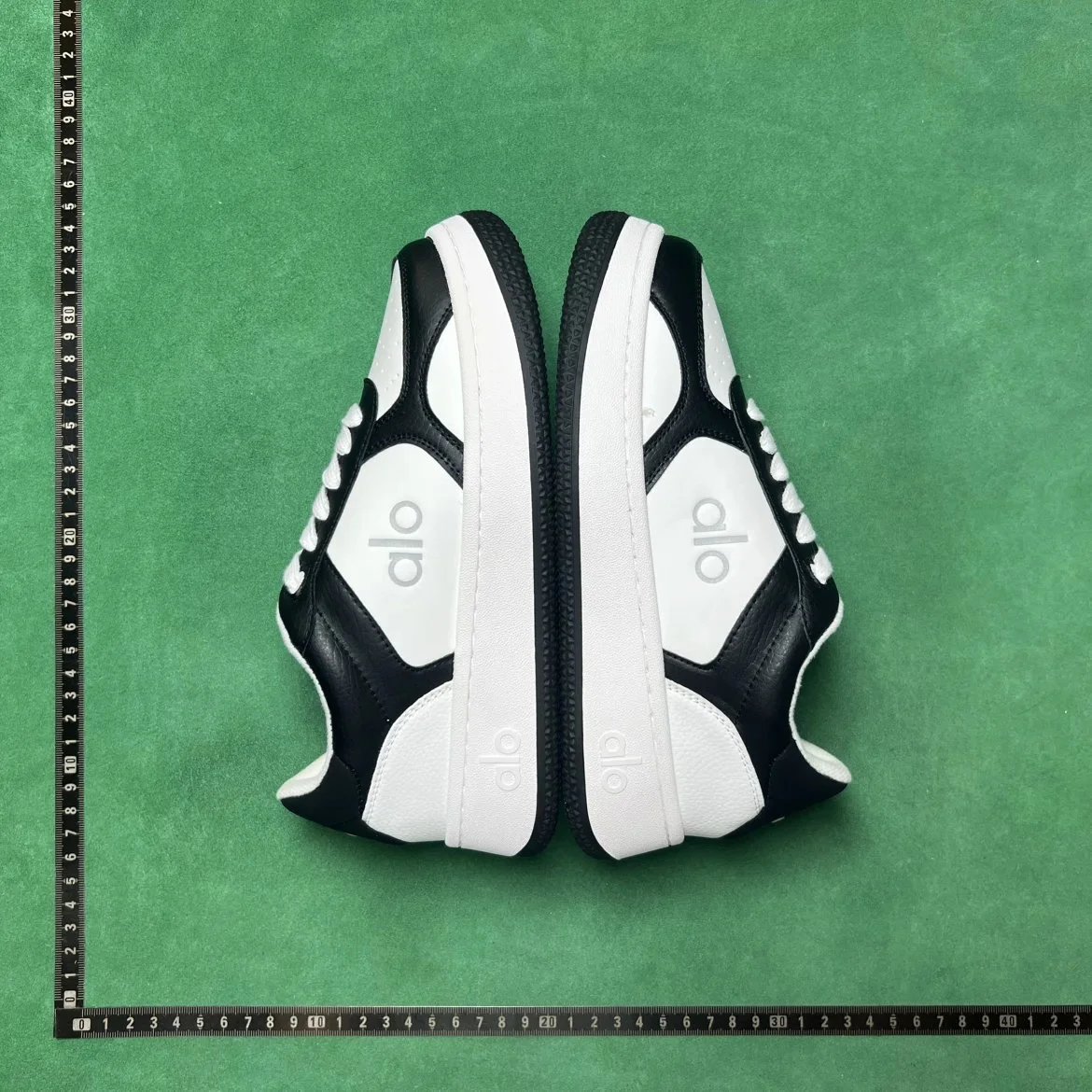 Alo Yoga Sneakers Low-Top Lace-Up Color-Block image 2