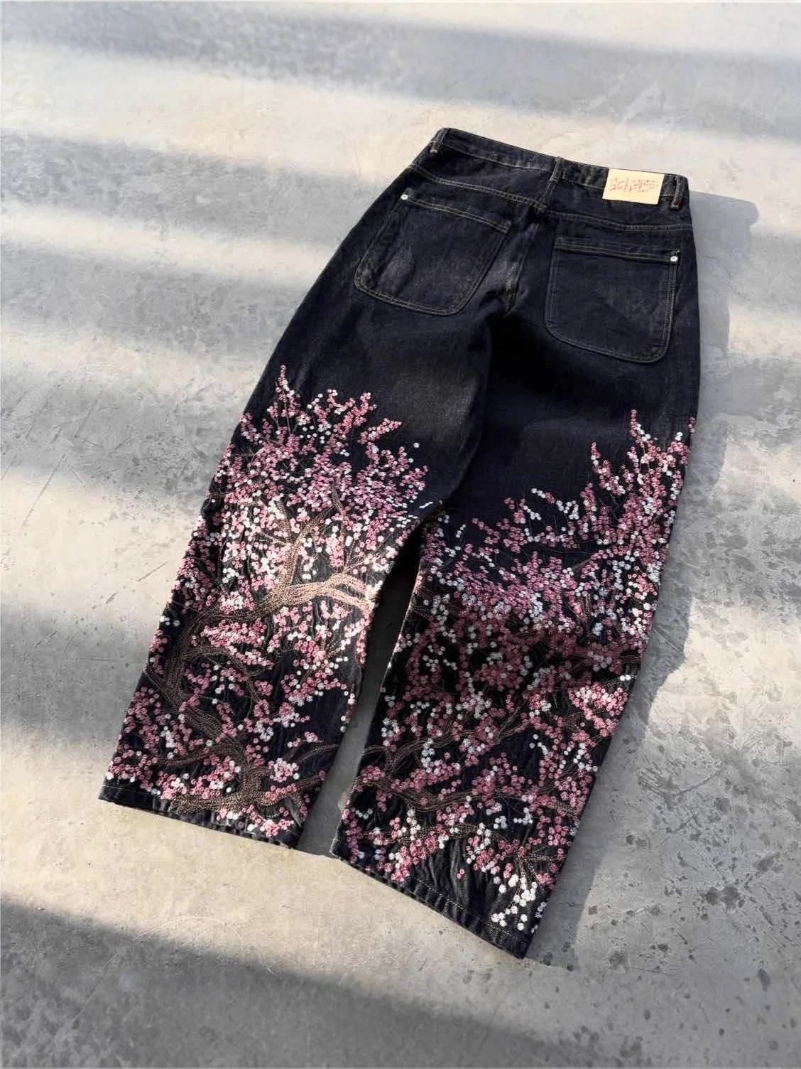 Vescartes: Knight-Themed, Heavy-Embroidered Wide-Leg Jeans - rep spodnie
