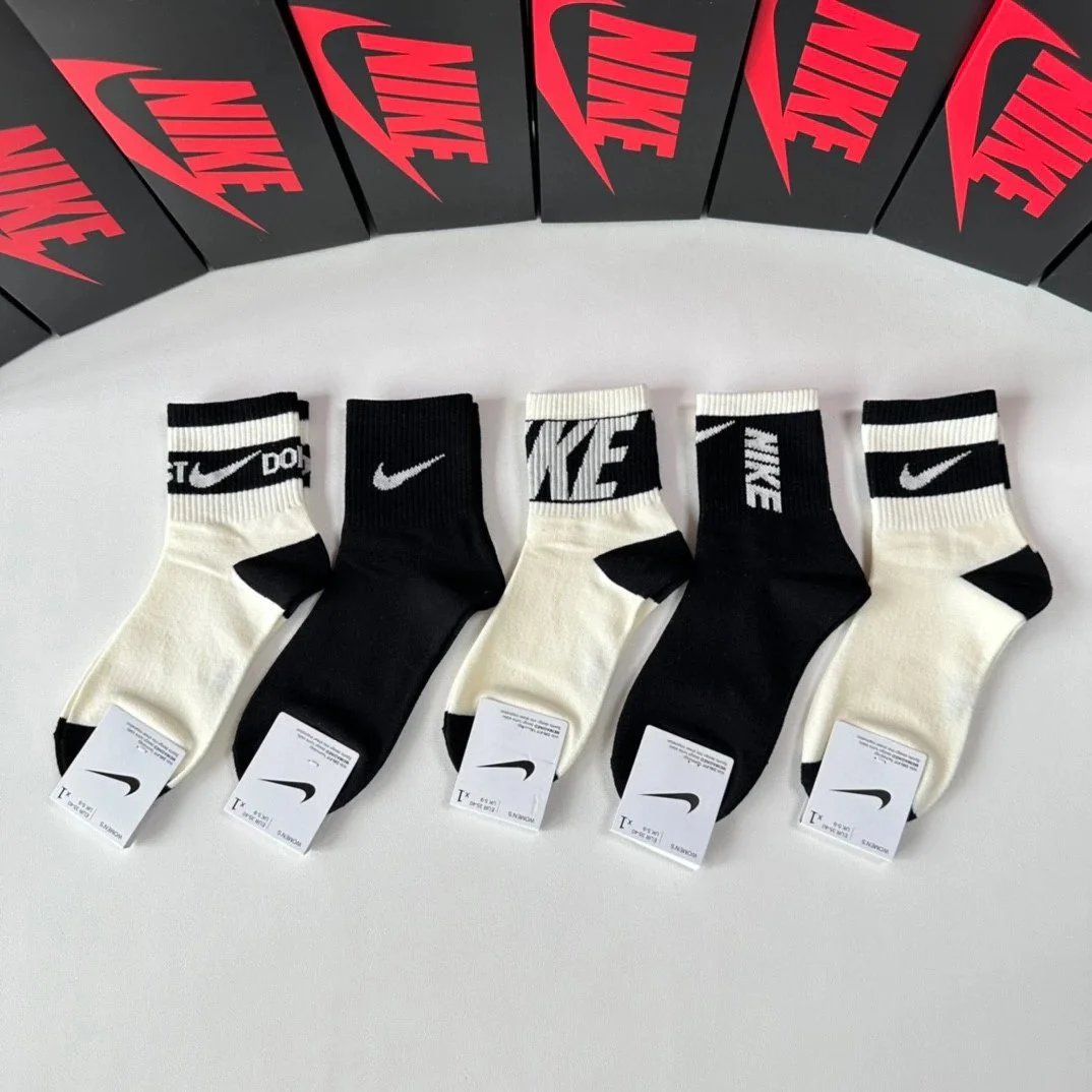 Gucci Socks Logo Ankle and No-Show — 18