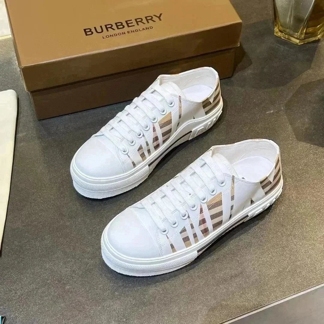 Burberry Sneakers Lace-Up — 16