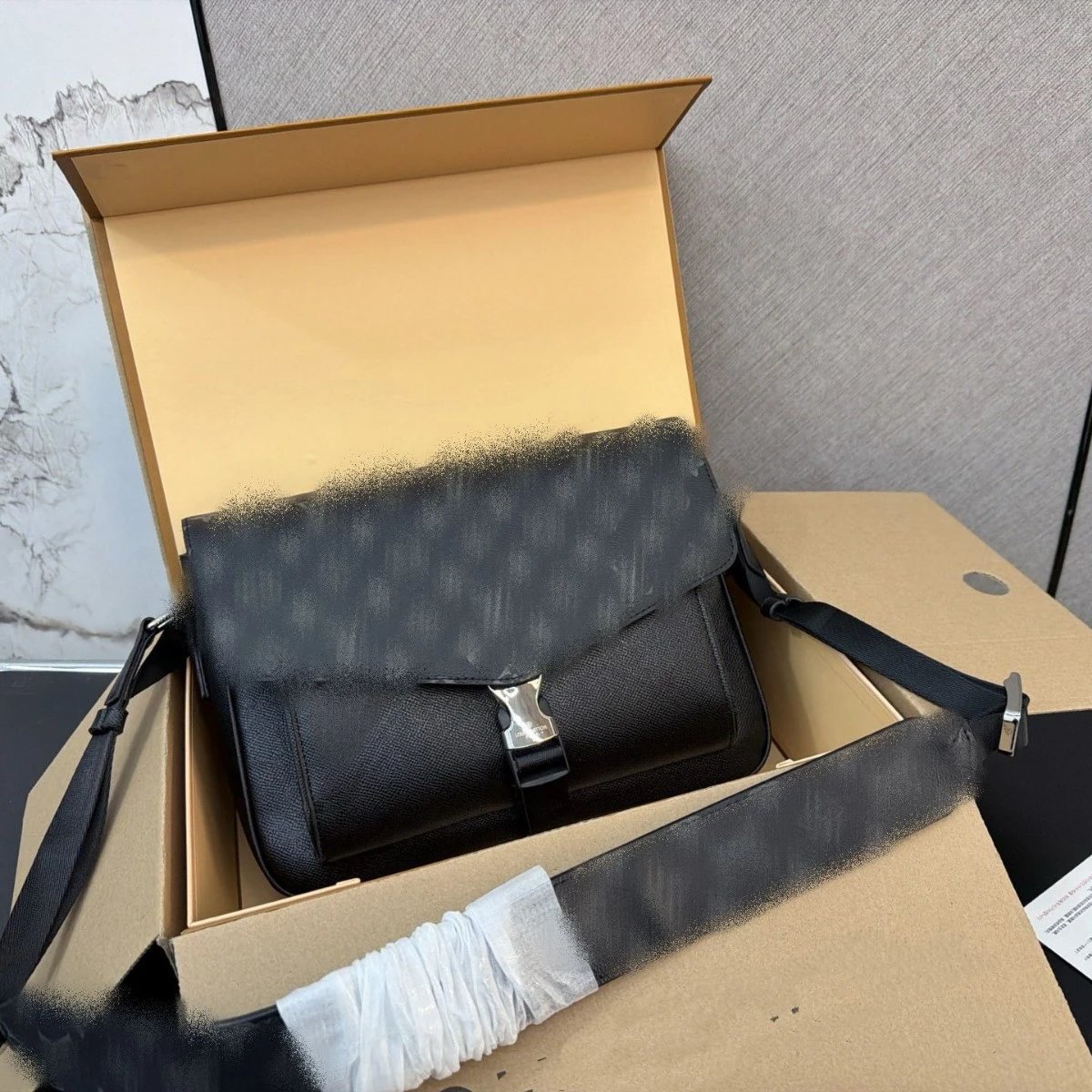 2026 Neue Mode Herren Umhängetasche Retro Vielseitige Leder Crossbody Tasche Karo Minimalistische Kleine Boxtasche