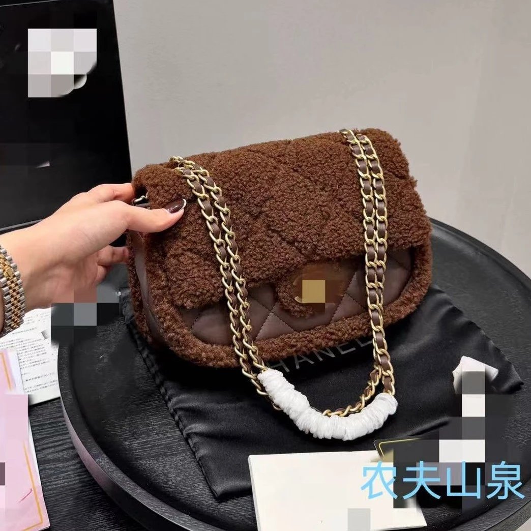 Borsa Donna in Pelle di Fabbrica Nuova Borsa con Patta in Shearling Borsa Hobo in Peluche Borsa a Catena Matelassé in Pelle di Agnello Borsa a Spalla Tracolla